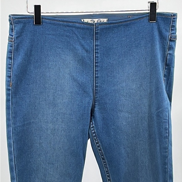 We The Free Penny Pull On Flare Jeans - Size 30 - Picture 3 of 9